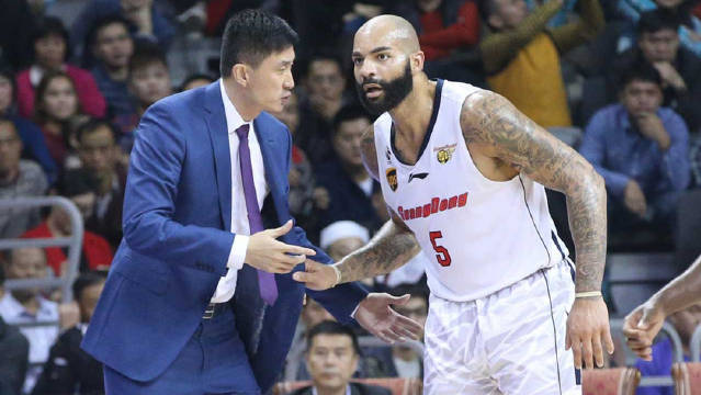 前CBA广东队名宿布泽尔钟摆大跳投堪称姚明克星