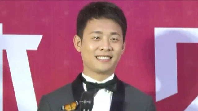 张译究竟有多深情？苦守植物人女友年， 颁奖典礼化身蝴蝶与之相拥！