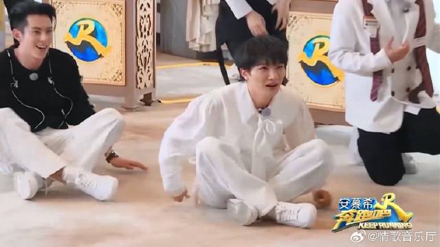 周深为了赢太拼了 直接趴屏幕上识别人脸，眼睛都快瞎了！