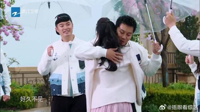 郑恺终于见到baby，高兴地抱得停不下来！