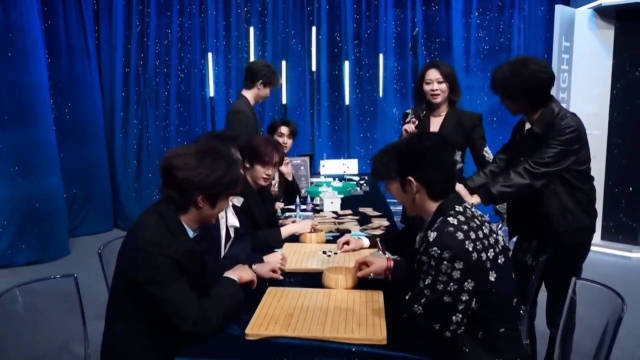 刘耀文和黄晓明PK五子棋，嘻哈满堂在旁激情解说，和白鹿嗨唱技能五子棋