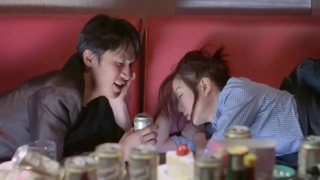 2001年华语爱情电影《同居蜜友》明明知道男友要分手，女友却提出结婚