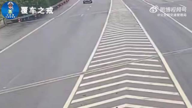 沈海高速南塘枢纽两车相撞，小客车违规变道负全责