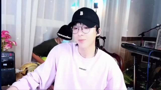 刘宇宁直播回应粉丝生五子祝福