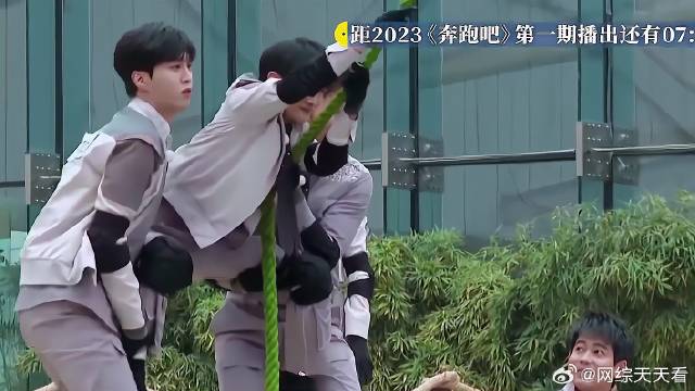 李晨扶腰范丞丞抬腿！ 两人把周深当玩具，这段真是笑死！