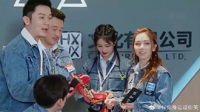 白鹿邓紫棋带拖鞋上班 李晨拿出来一看：你们也太狠了吧！