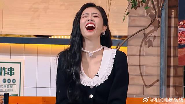 王鹤棣演霸道总裁！业务繁忙到没时间赴约，白鹿笑岔气了