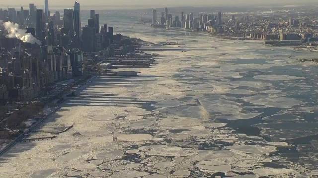 纽约哈德逊河因严寒现浮冰迷宫