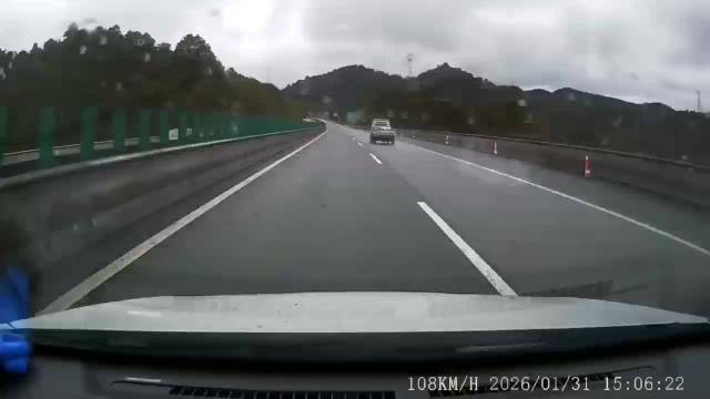 路面湿滑车子甩尾，视频车司机淡定应对成功化解危机