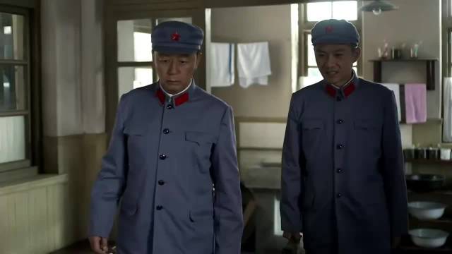 父母爱情：老丁葛老师被灌茅台，众人回避后竟聊起禁忌话题？