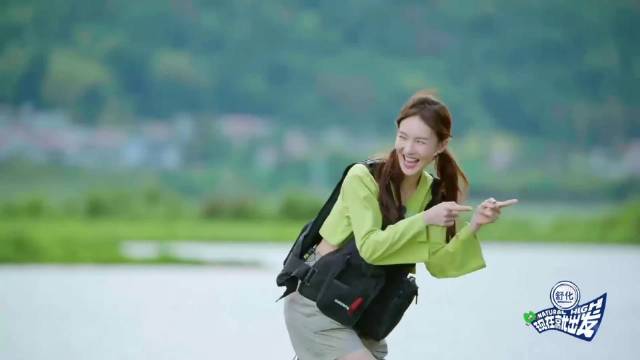 金晨忘记自己穿的短裤，一个下蹲姿势，好身材直接暴露无疑丨出发