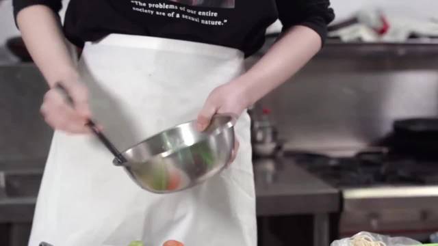 刘宇宁变身大厨现场做饭，上得了舞台进得了厨房！