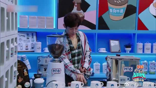 王嘉尔抓娃娃，丁程鑫在一旁调皮“放水”，太逗了