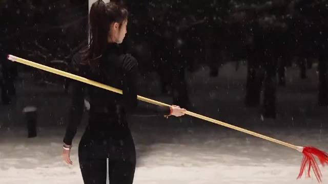 这妹子不错！有功夫！ （不是所有耍枪的都是哪吒！）