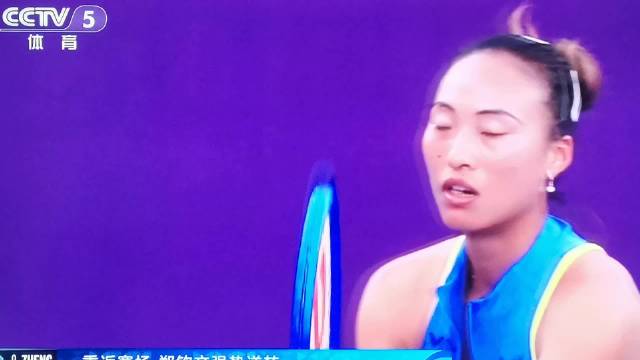 郑钦文复出首战逆转肯宁晋级多哈站次轮