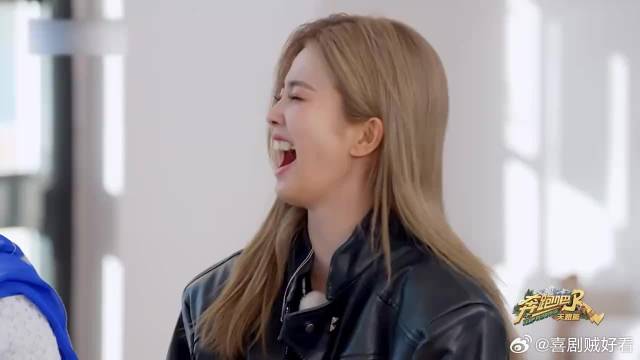 李晨挑战白鹿的穿搭，谁料吊带裤一出镜，画面简直太辣眼