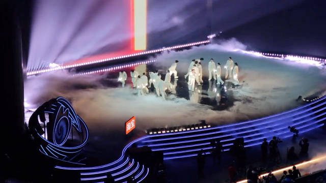 周深一开口，微博之夜直接变演唱会现场现场肯定比视频很好听