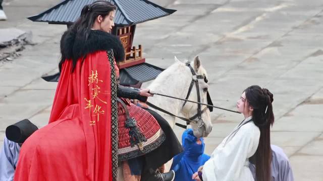 《归鸾》张凌赫剑挑林允下巴路透，这是重逢后了吧