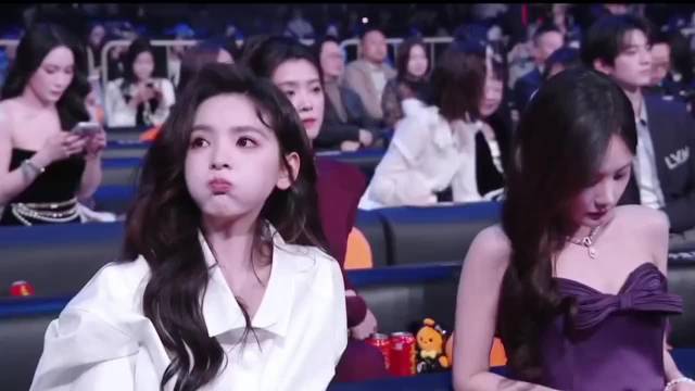 微博之夜内场，嘟嘟嘴可可爱爱的章若楠