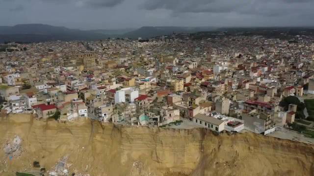 意大利尼塞米镇暴雨致山体滑坡，1500居民疏散
