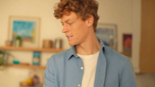 辛纳拍摄了一则意大利面广告，比网球场的他要帅哎