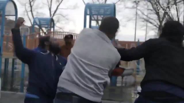 湖人比赛暴露多重问题，拉拉维亚艾顿末节低迷