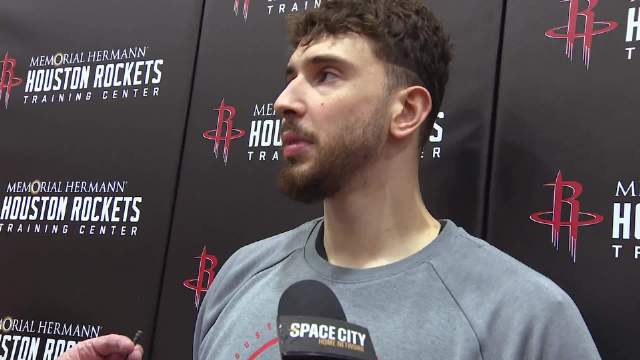 申京今日训练结束接受记者采访谈递补进全明星