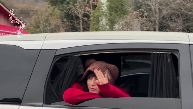 成毅两京十五日杀青坐车上一直在探头和粉丝打招呼