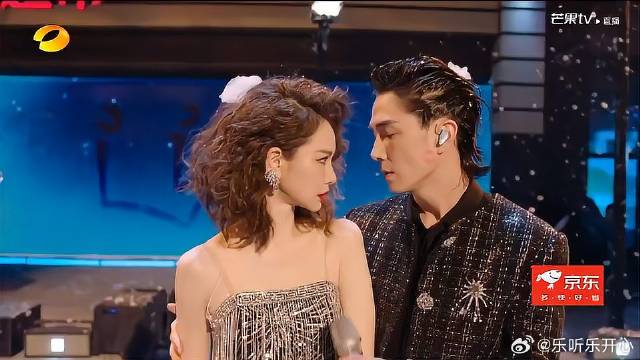 湖南跨年晚会2024：戚薇李承铉甜蜜开唱，夫妻俩恩爱秀满