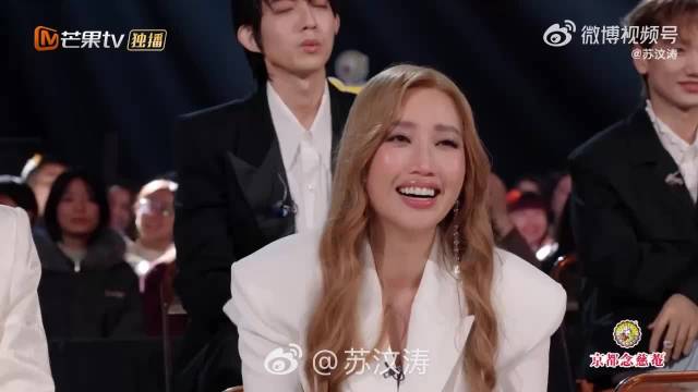 何炅插话未果，那英孙楠舞台坦白引笑场