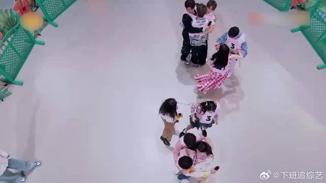 江疏影数字太大，杨迪一把把她推开，太搞笑了