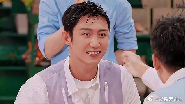 泼水游戏大反转！黄景瑜被李雪琴保护，场景令人感动！