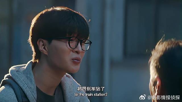 大爷放音乐跟踪小伙，得知和自己同病相怜，绷不住了