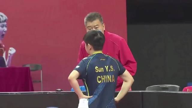 孙颖莎赛场挥拍铸传奇，微笑定格胜利瞬间