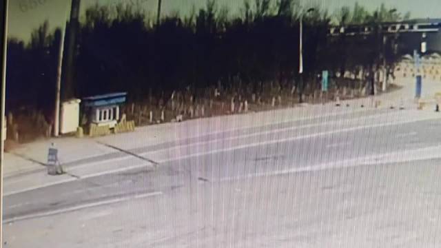 货运卡车侧翻，武警紧急救援