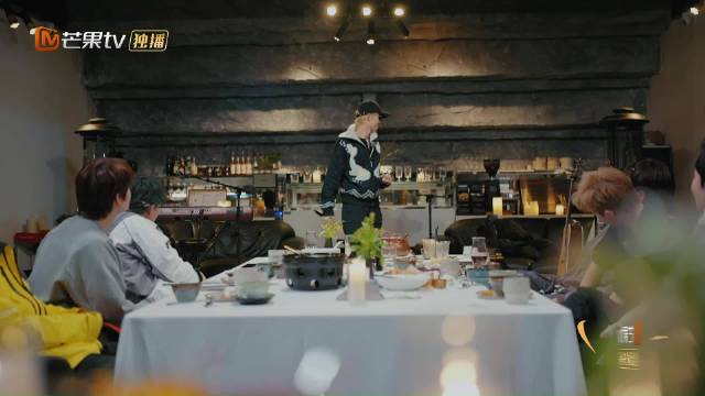 何浩楠演唱《Hold on Man》信念感崩塌，哥哥们热情应援