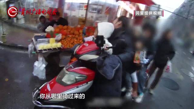 别拿生命当儿戏！多人叠罗汉坐电动车车流中穿行