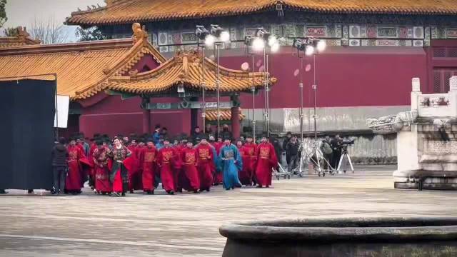 成毅率文武百官浩荡出场