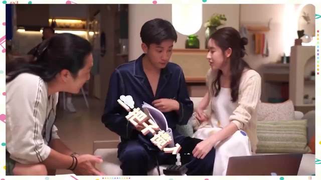 王玉雯把手放王子奇的腿上反复摩擦，注意看王哥的反应，猛男害羞