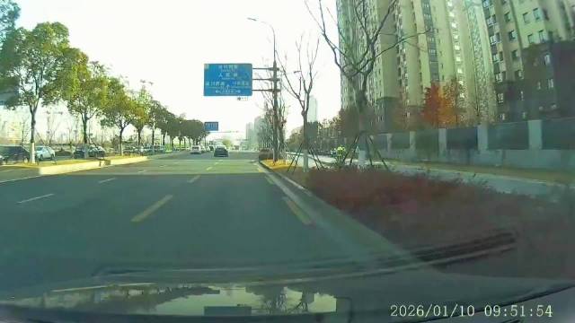 这个闯红灯的电动车要不要担责？