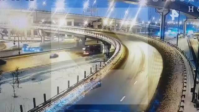 2月7日，俄罗斯，一辆奔驰车飞过高架桥后翻车，车内乘客和司机双双身亡！