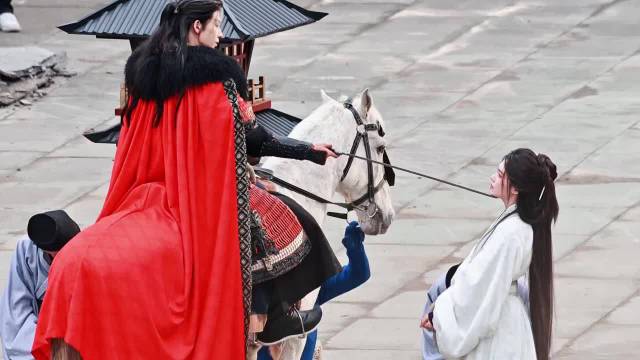 张凌赫林允《归鸾》同框路透 骑马剑挑下巴