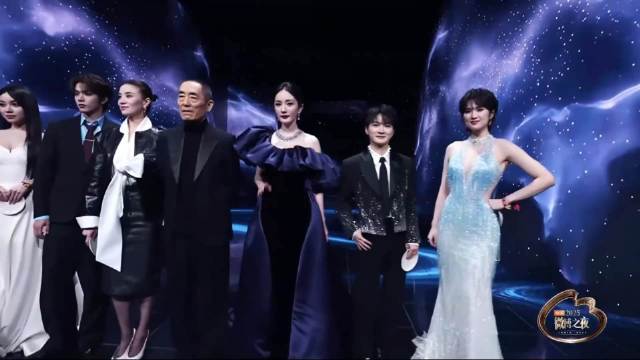 走红毯还得看杨幂，深紫色礼裙太抓眼球，气质不输宋佳丨微博之夜