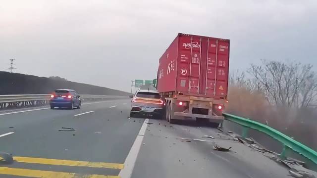 小车强行变道超车险酿事故