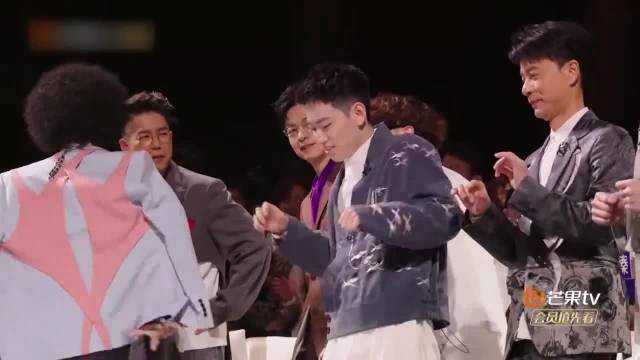 毛不易做操迟钝，林子祥都扭起腰来