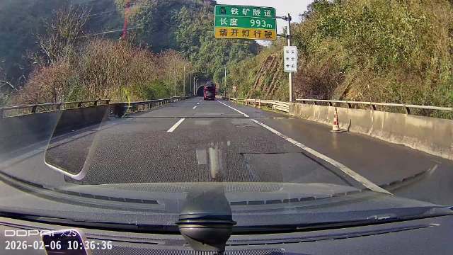 2月9日白车高速隧道内停车致货车急刹险酿事故