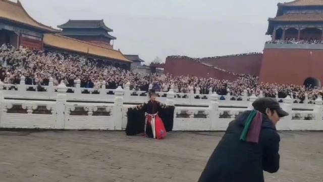 成毅新剧杀青现场人山人海，蹲下与粉丝合影