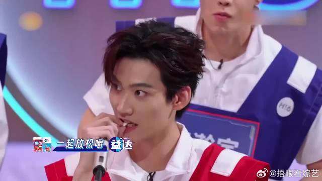 王鹤棣玩转圈游戏，一招击中杨迪，整个人开心到起飞