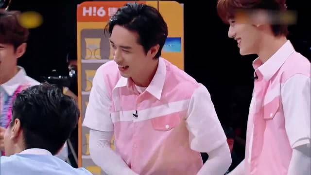 杨迪大意了，本以为能轻松赢掉比赛，结果却被泼惨了