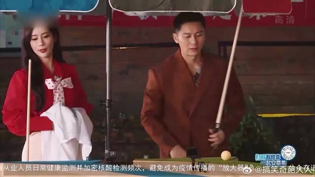 李晨挑战12米桌球，孟子义站在身后擦球，像极了摆球小妹